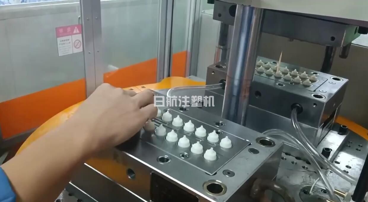 惠州周总拉模来测试二手立式圆盘注塑机，非常满意！